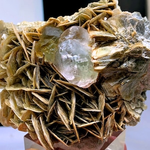 Muestra de fluorita bicolor y mica moscovita, fluorita verde y rosa de Gilgit, Pakistán - 281 gramos, 90 x 62 x 40 mm