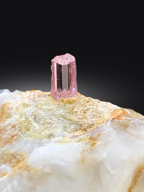 パキスタン産のマトリックス上のインペリアルピンクカトラントパーズ