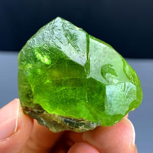 Cristallo di peridoto verde lussureggiante dalla valle di Supat, Pakistan - 40 grammi