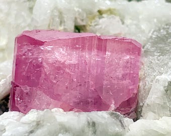 ピンクトルマリン結晶、水晶、雲母、長石を含むアフガニスタン産原石