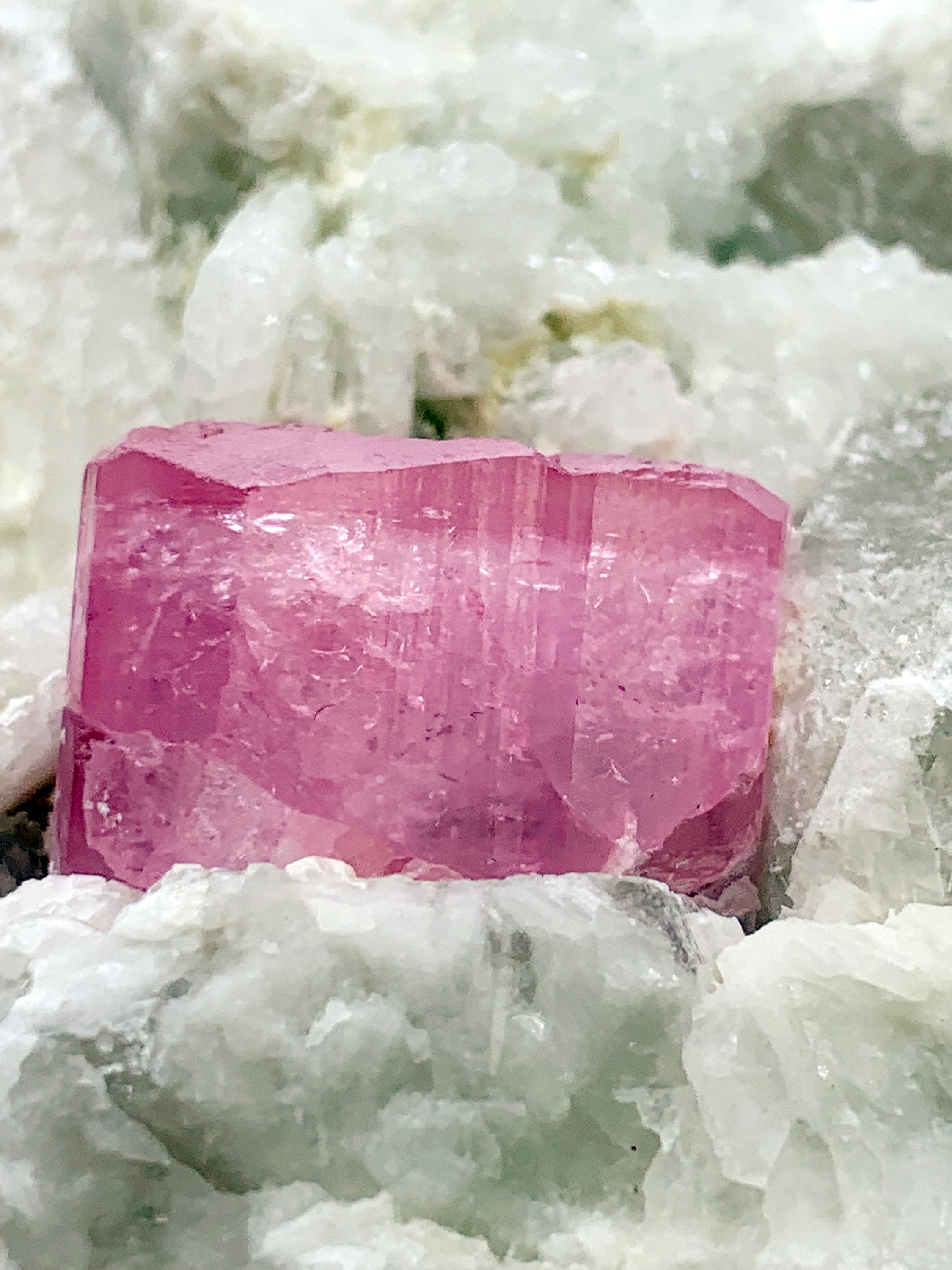 ピンクトルマリン　大型結晶　215g　原石　鉱物標本 ピンクトルマリン結晶、水晶、雲母、長石を含むアフガニスタン産原石