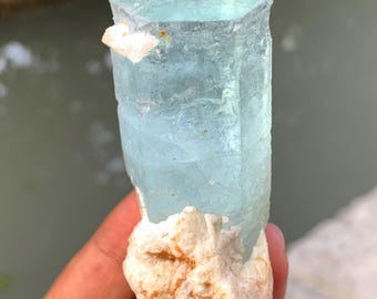 Cristallo di acquamarina blu cielo dalla valle di Shigar, Pakistan - 106 grammi