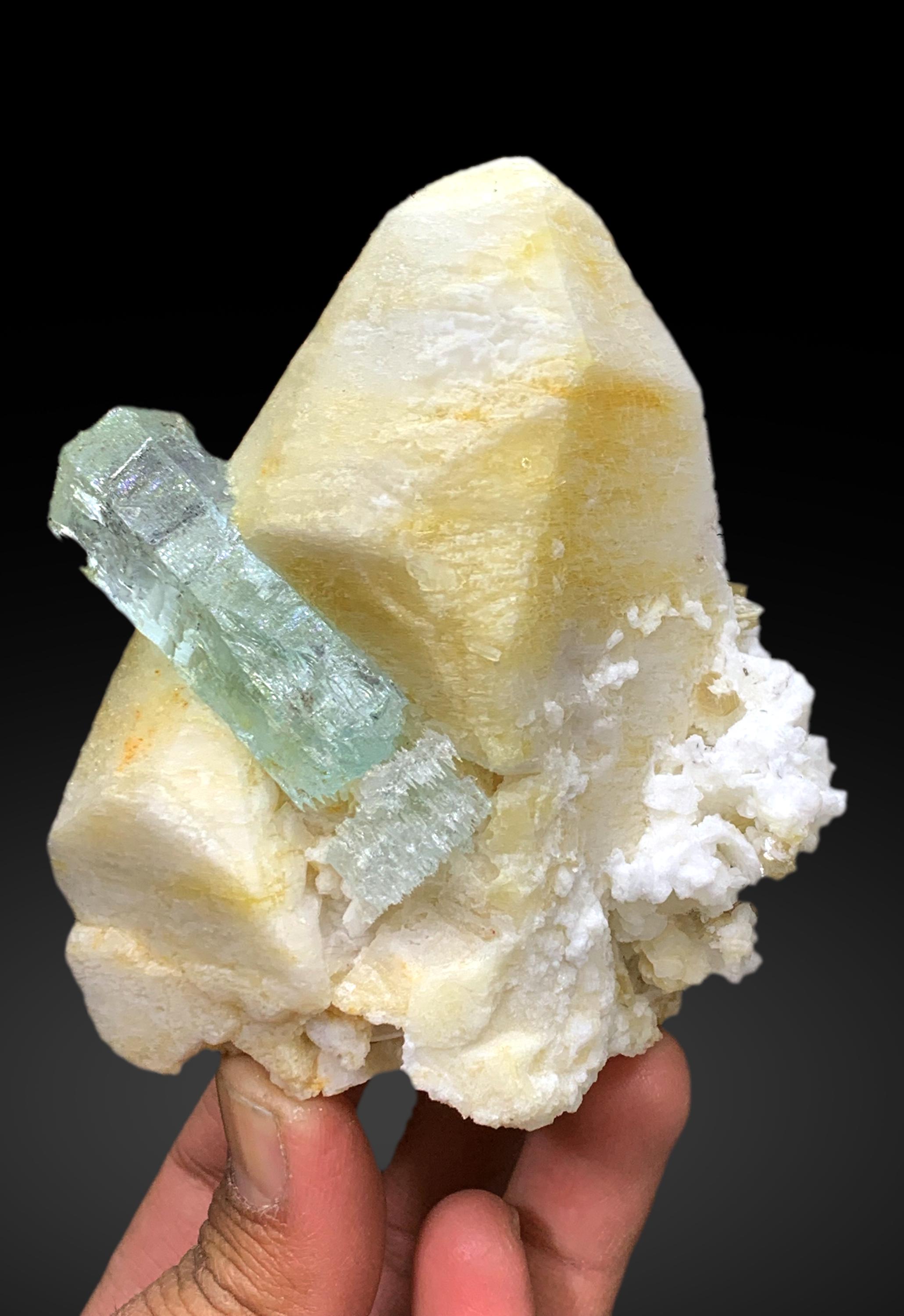 パキスタンのシガール渓谷産マイクロクリン長石上のブルーアクアマリン