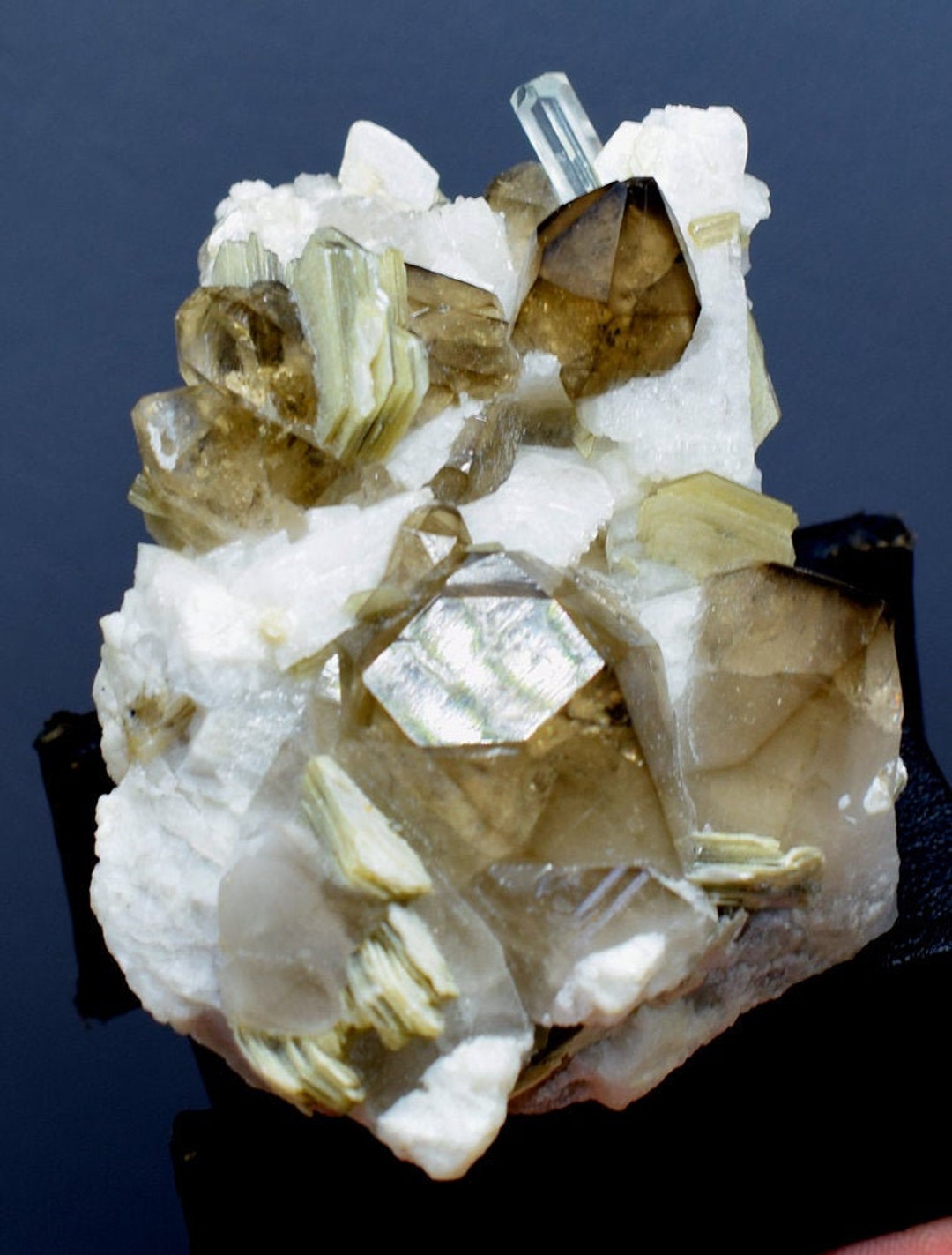 パキスタン産スモーキークォーツ標本に天然アクアマリンクリスタル