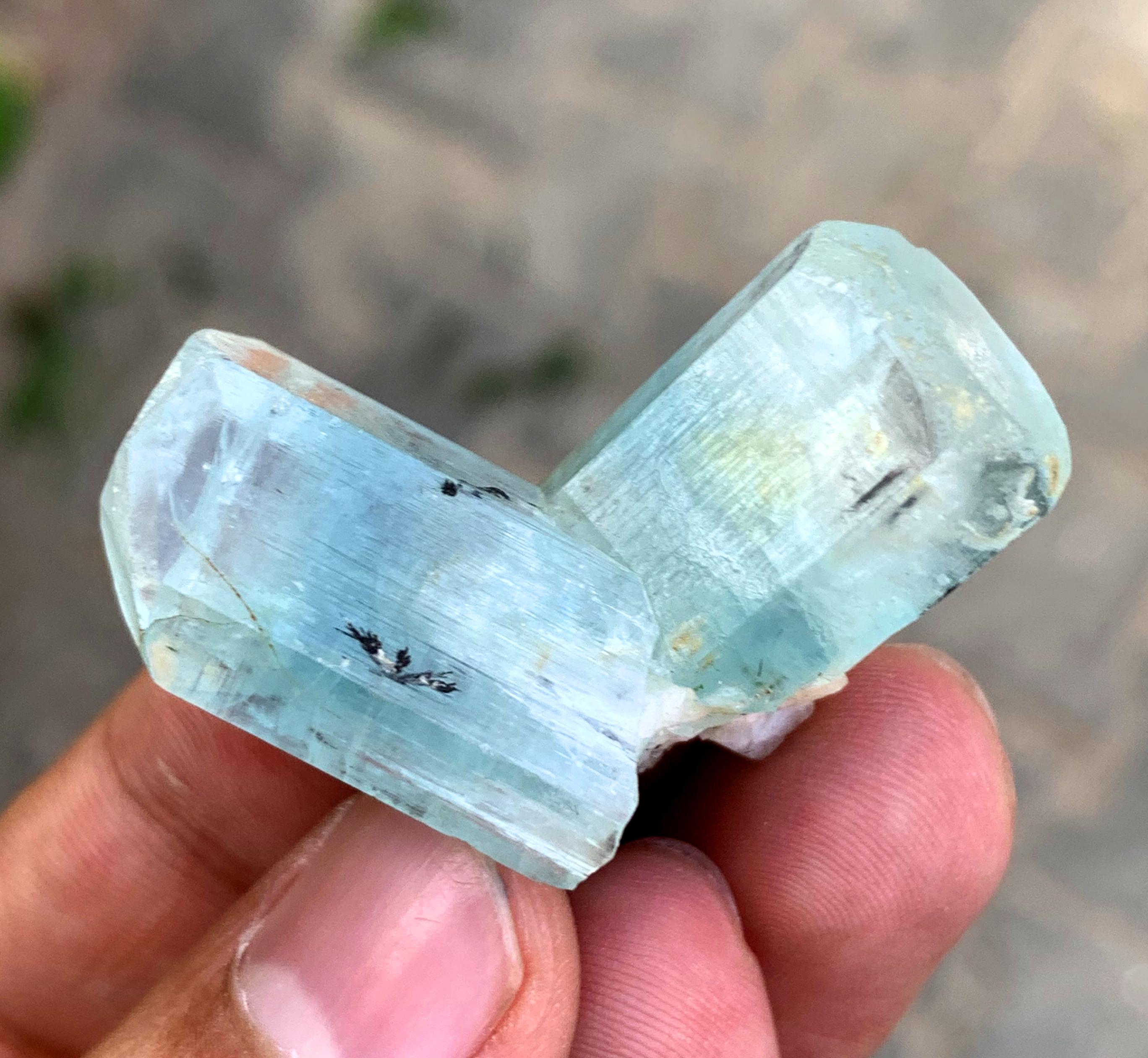 パキスタンのシガール渓谷産の双晶ブルーアクアマリン結晶 - 20グラム