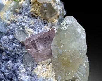 アフガニスタン産のトルマリン入りピンクモルガナイト、クォーツ