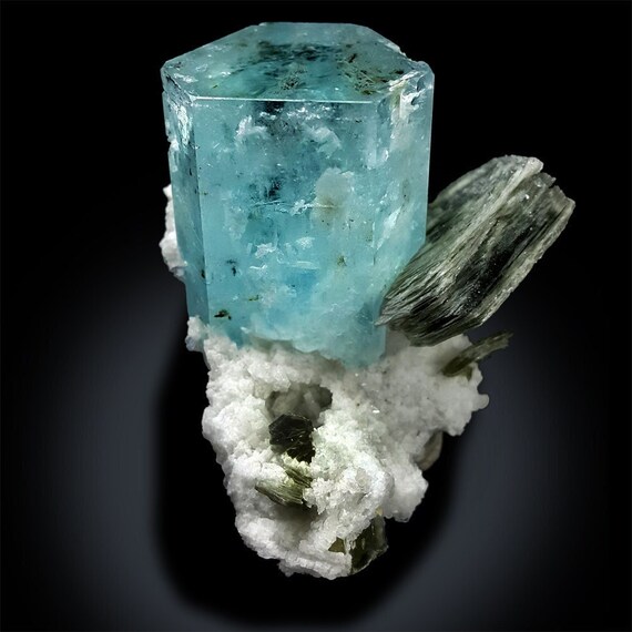 最高 ショールトルマリン、クォーツ、マイカの標本を含む天然アクア