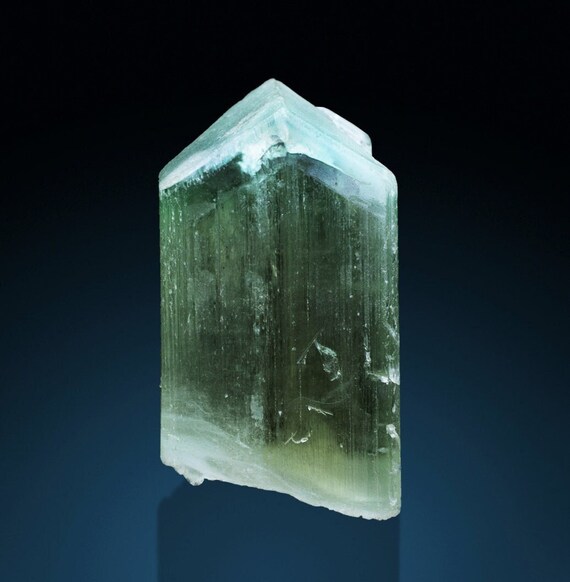 バイカラークンツァイト結晶標本：V字型終端原石（309 g） - Etsy 日本