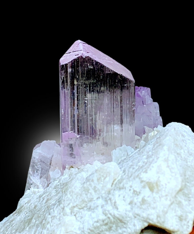 天然ピンククンツァイト標本：母岩上の結晶（335g） - Etsy 日本