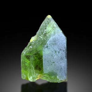 Cristallo di peridoto verde lussureggiante della valle di Supat, Pakistan - 33 grammi