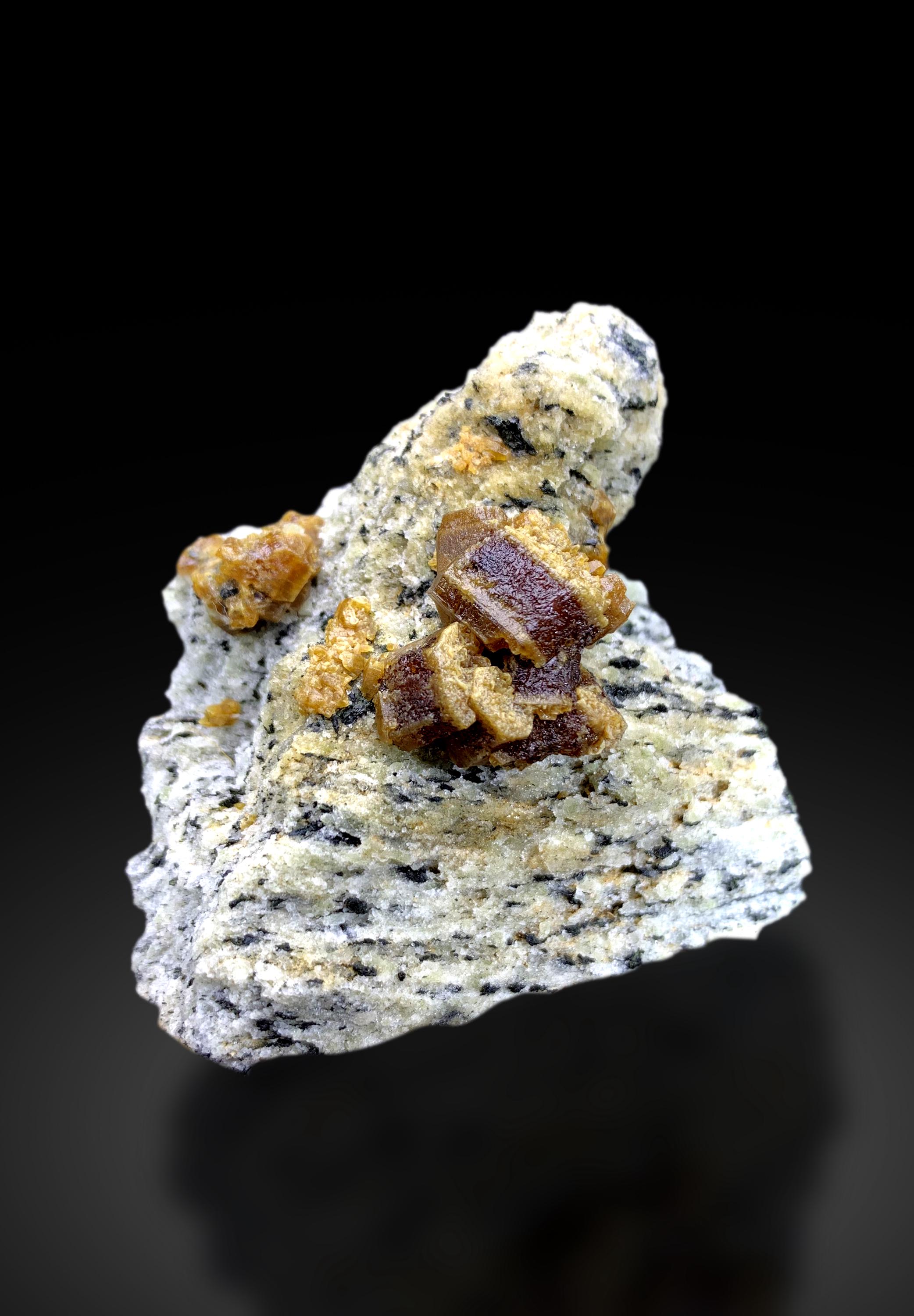 Zeldzame bastnasietkristallen op matrix uit het Zagi-gebergte, Pakistan - 237 gram