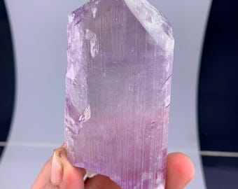 Cristal de kunzita púrpura natural de Afganistán - 136 gramos