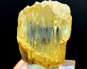 イエロートリフェーンクンツァイト標本：原石の山型鉱物（26グラム