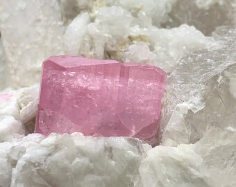 ピンクトルマリン結晶、水晶、雲母、長石を含むアフガニスタン産原石