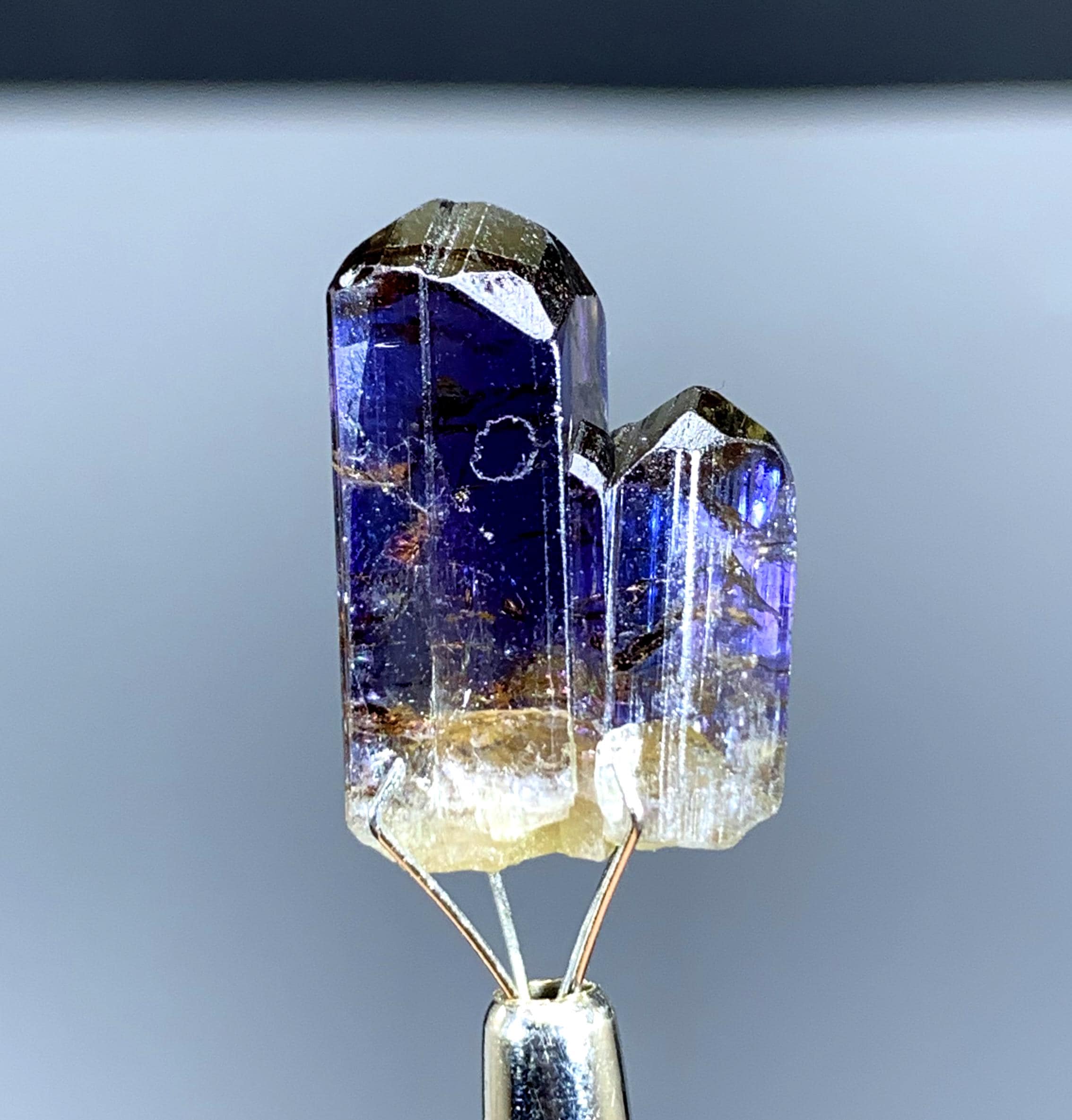 バイカラーツインタンザナイトクリスタル：ブルー＆パープル原石