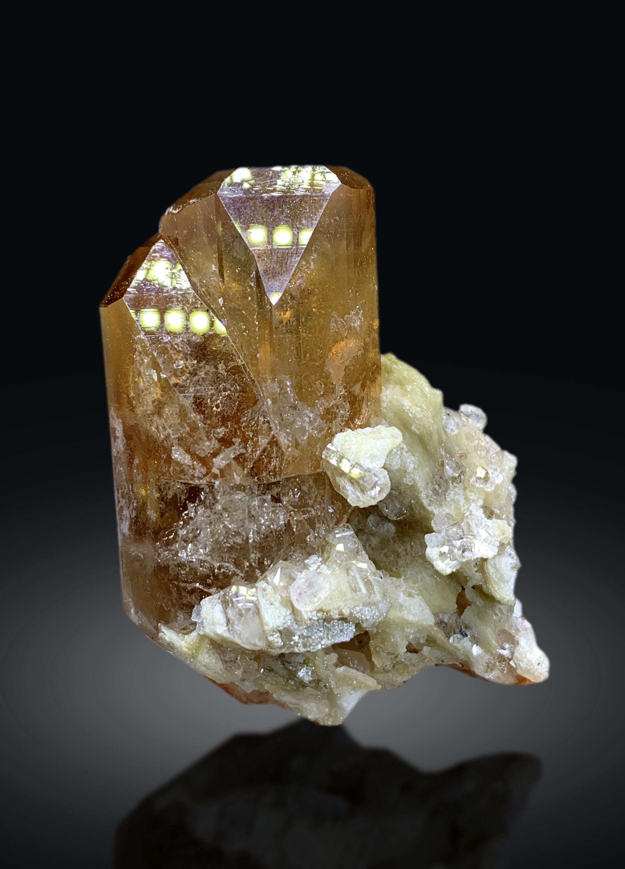 パキスタンのスカルドゥ産、アルバイト付き天然トパーズ結晶 - 118