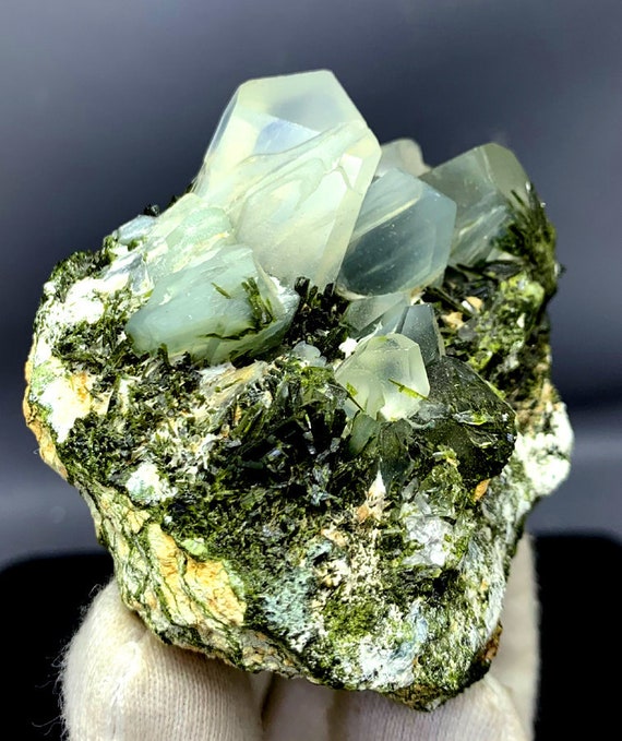 Cristaux naturels de quartz avec epidot vert sur la matrice du Pakistan 237  g , 6259 mm -  Canada