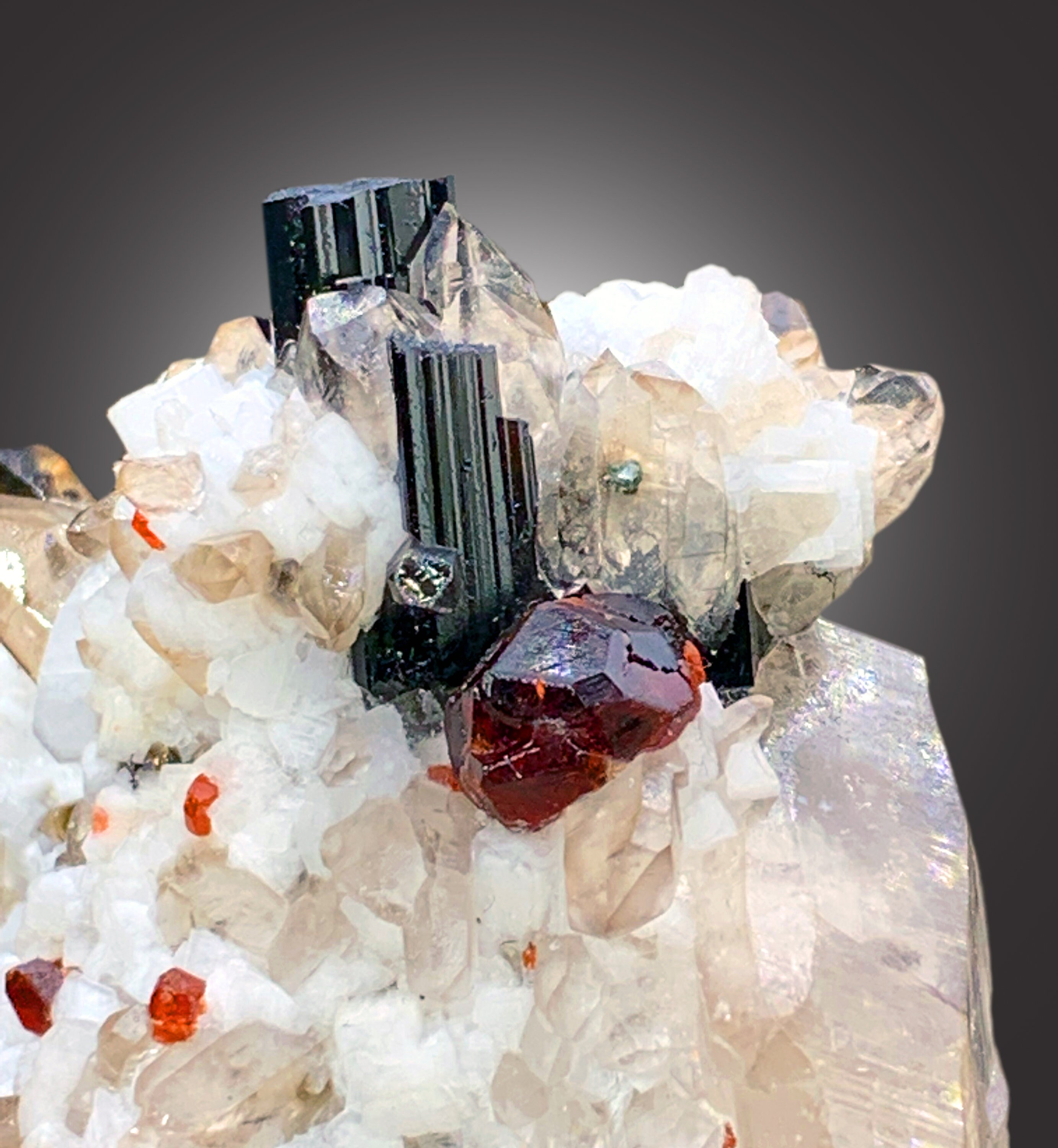 ガーネット結晶、ブラックトルマリン、スモーキークォーツ、パキスタン