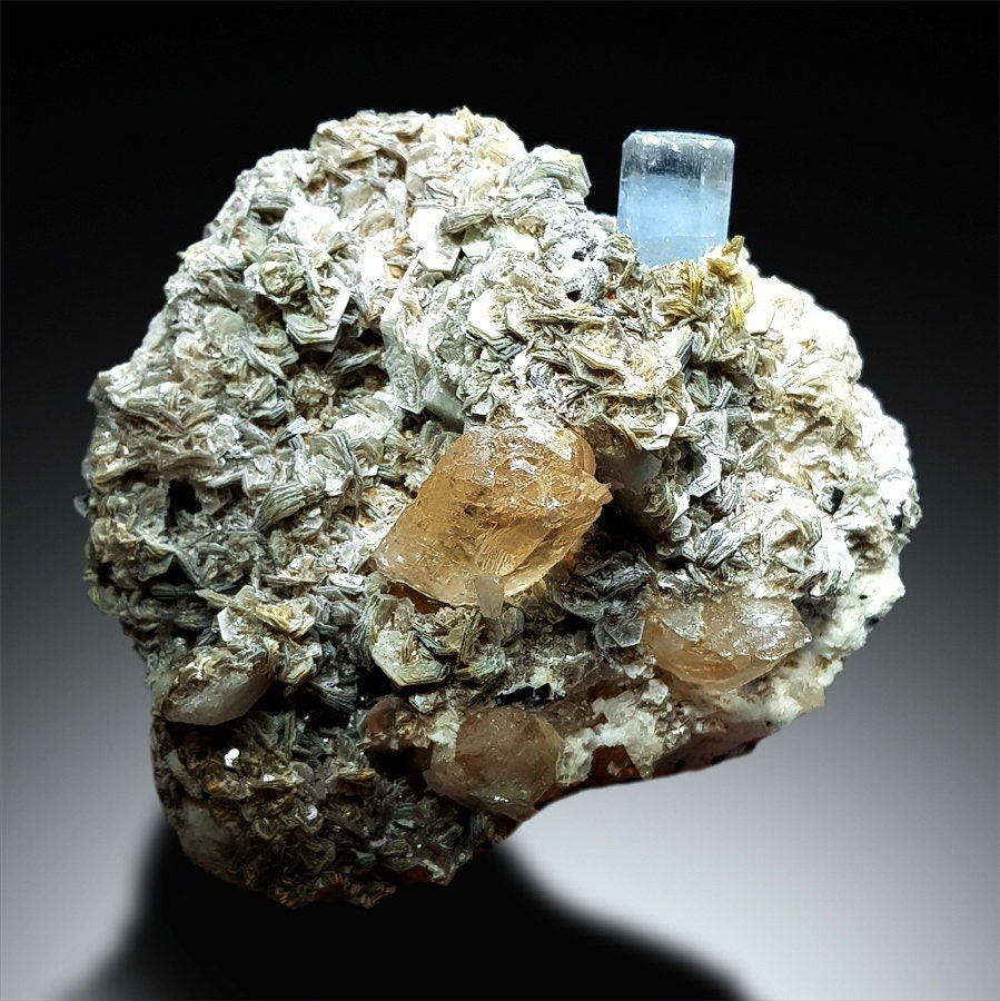 アクアマリン、トパーズ、ショール、クォーツ、マイカ鉱物標本