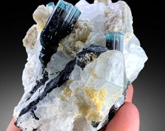 ブルーキャップトルマリン結晶入りクォーツ、パキスタン・スカルドゥ産