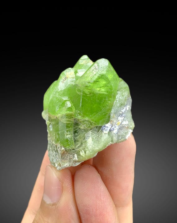 パキスタンのコーヒスタン州スパト渓谷産の豊かなグリーンペリドット