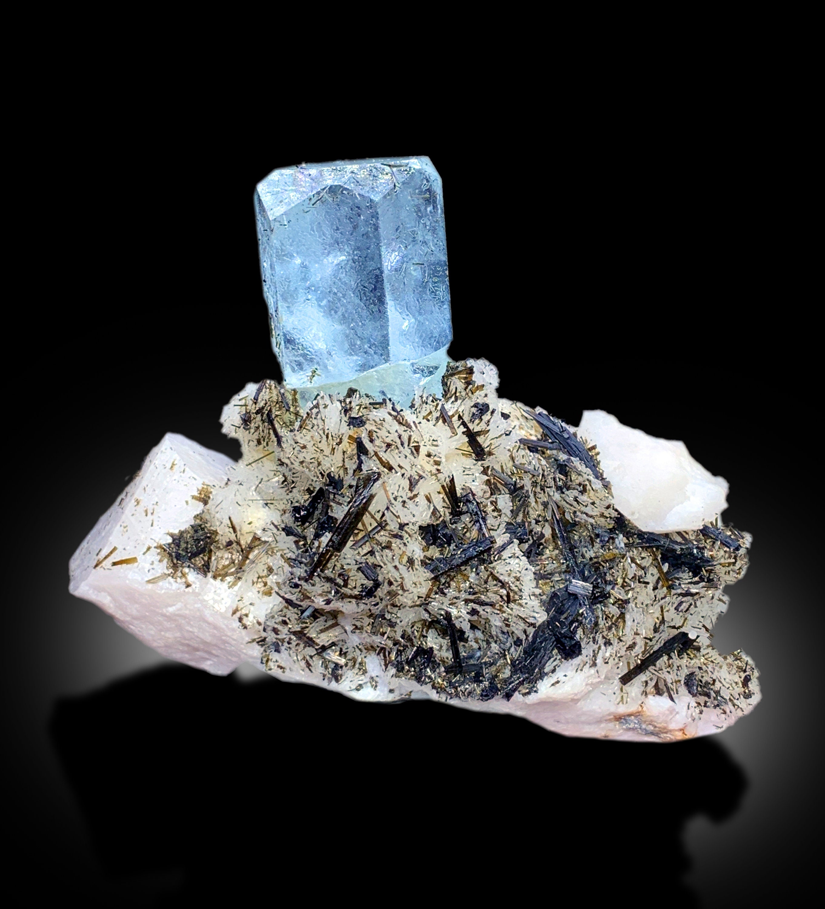 ショールスプレー、アルバイト、長石を含むブルーアクアマリン