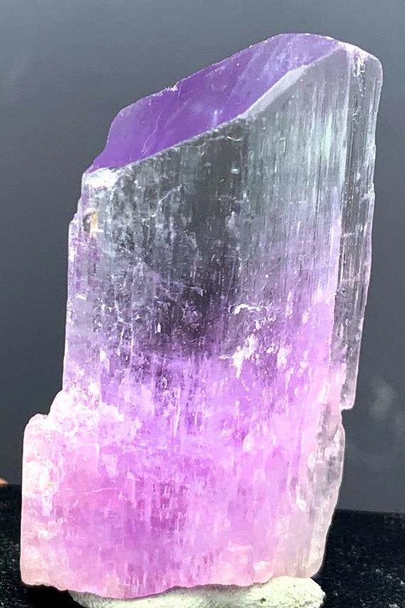 天然のバイカラー クンツァイト クリスタル。