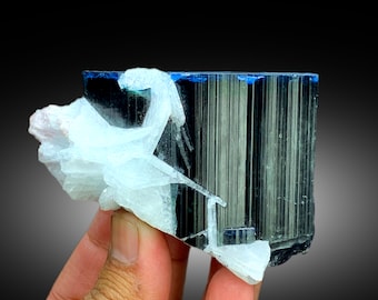 アフガニスタン産ブルーキャップトルマリンクリスタル（アルバイト入り