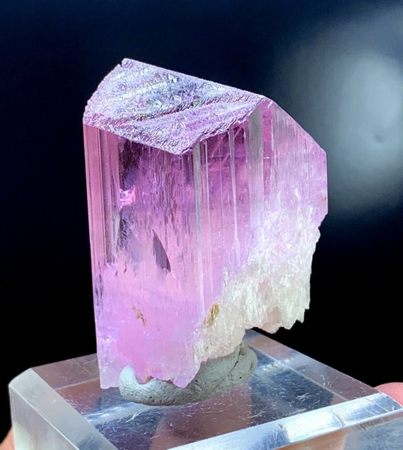 天然のピンククンツァイトクリスタル 天然のピンク色のクンツァイト クリスタル。