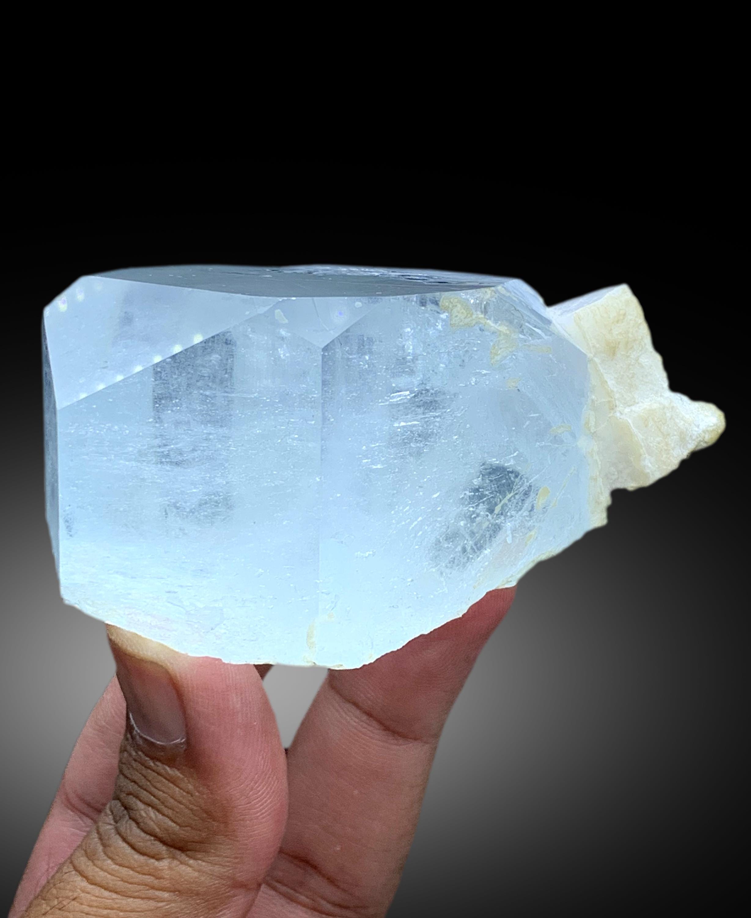 ブルーアクアマリンクリスタルとアルバイト スカイブルーアクアマリンクリスタル（長石入り）、パキスタン産