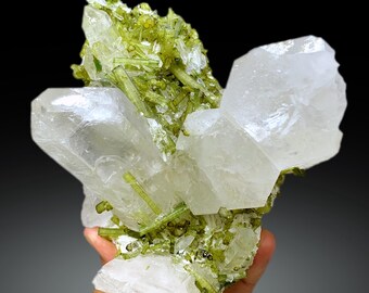 パキスタン産のマトリックスクォーツにグリーントルマリンの宝石結晶