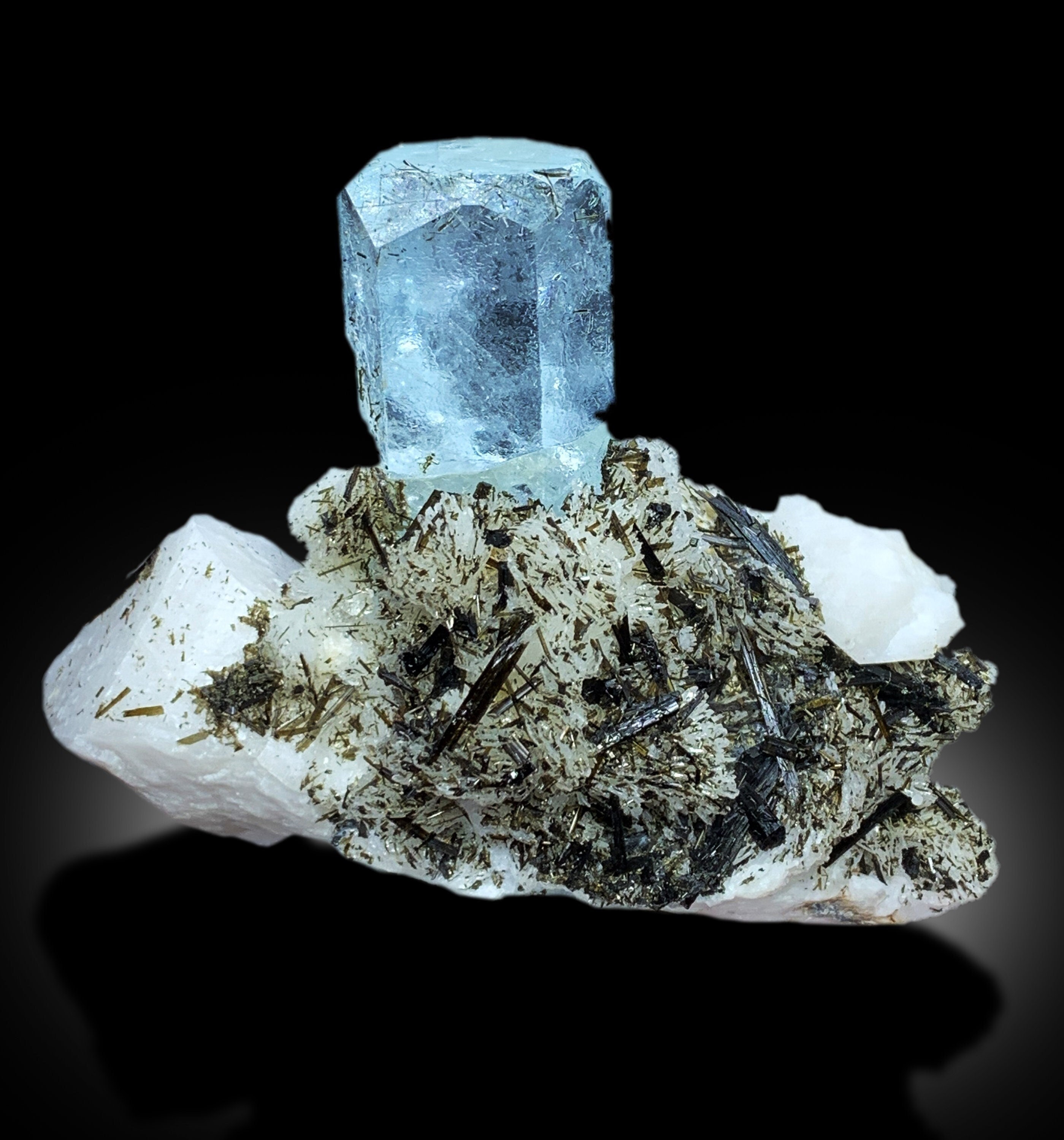 ショールスプレー、アルバイト、長石を含むブルーアクアマリン