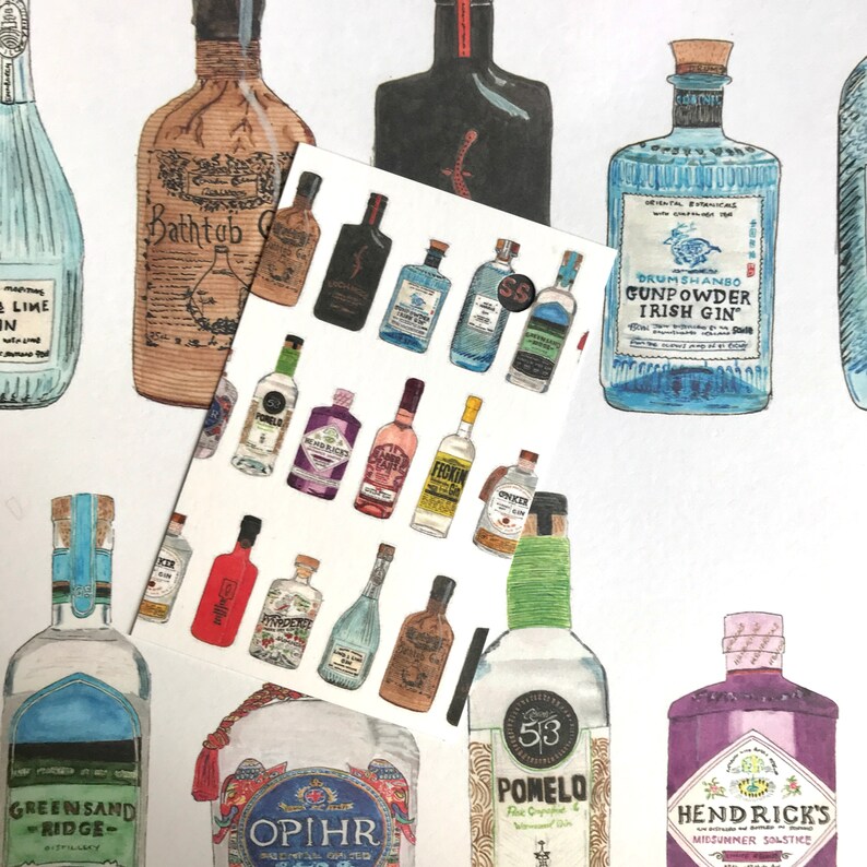 Pu&ograve; includere: Una collezione di bottiglie di gin illustrate con varie etichette e nomi, tra cui "Bath Tub Gin", "Feckin", "Opihr", "Hendricks", "Drumshanbo Gunpowder Irish Gin", "Greensand Ridge" e "Pomelo".