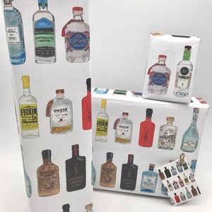 Pu&ograve; includere: Carta da regalo bianca con un motivo ripetuto di bottiglie di gin illustrate. Le bottiglie sono di vari colori e design, tra cui blu, verde, rosso e marrone. Il testo sulle bottiglie include "Feckin Gin", "Greensand Ridge", "OPIHR", "Bathtub Gin", "ONKER Gin", "Loch Mor", "PYNODEREE", "53 Pomelo", e "OPIHR".