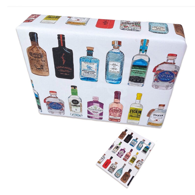 Pu&ograve; includere: Carta da regalo bianca con un motivo ripetuto di bottiglie di gin illustrate colorate. Le bottiglie hanno diverse etichette con nomi come "Greenbar Distillery", "Feckin Gin", "Opihr" e "Loch Ness".
