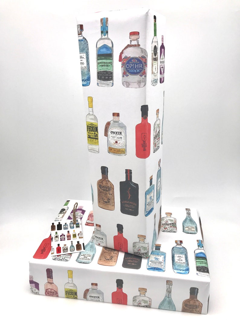 Pu&ograve; includere: Carta da regalo bianca con un motivo ripetitivo di bottiglie di gin illustrate. Le bottiglie sono di vari colori e stili, tra cui verde, rosso, blu e giallo. La carta &egrave; perfetta per avvolgere regali per gli amanti del gin.