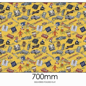 Puede incluir: Un papel de regalo amarillo con un patr&oacute;n repetitivo de iconos de los 90. Los iconos incluyen una Game Boy, una Sony Playstation, un Sonic the Hedgehog, un logotipo de Gap, un personaje de Nintendo, una taza de caf&eacute;, una barra de chocolate, un coche, un tel&eacute;fono m&oacute;vil y el texto "Icons of the 90s".