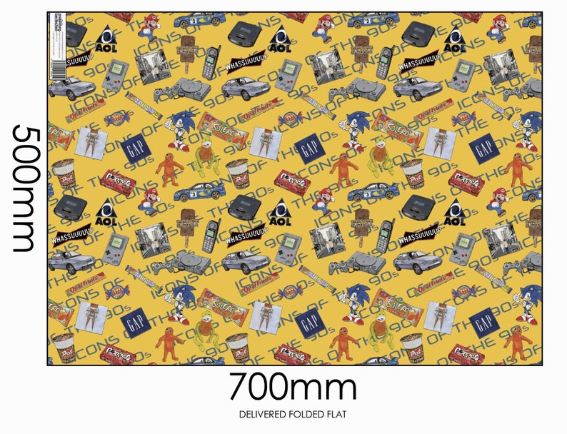 Puede incluir: Un papel de regalo amarillo con un patr&oacute;n repetitivo de iconos de los 90. Los iconos incluyen una Game Boy, una Sony Playstation, un Sonic the Hedgehog, un logotipo de Gap, un personaje de Nintendo, una taza de caf&eacute;, una barra de chocolate, un coche, un tel&eacute;fono m&oacute;vil y el texto "Icons of the 90s".