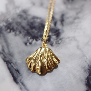 Short necklace with shell pendant gold plated vintage