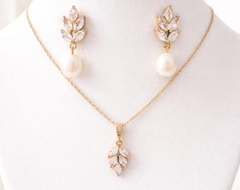 Conjunto de collar y pendientes de perlas para novia: Diamantes de circonita cúbica y perlas de agua dulce.