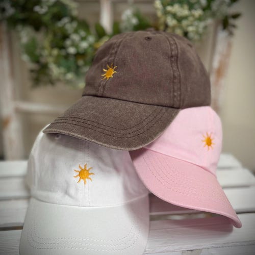 Cappellino da baseball morbido con ricamo del sole, cappello regolabile in cotone personalizzabile per le giornate di sole.
