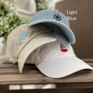 Op de afbeelding: Een set van drie keramische mokken met een gespikkelde, matte afwerking. De mokken zijn in crème, lichtgrijs en donkergrijs. Elke mok heeft een eenvoudig, minimalistisch ontwerp, perfect voor koffie of thee.
