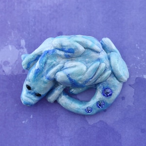 Dragon Pin Geek Sieraden, Dragon Sculpture Rugzak Pins, Dragon Broche Dragon Beeldje, Polymer Clay Dragon Baby, Dragon Figuur Miniatuur