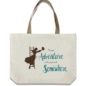 Op de afbeelding: Cr&egrave;mekleurige draagtas met bruine handvatten en een grillig ontwerp. Het ontwerp toont een silhouet van een persoon die een ladder beklimt, een boek vasthoudt, met de woorden "I want Adventure in the great wide Somewhere" in turkoois script.