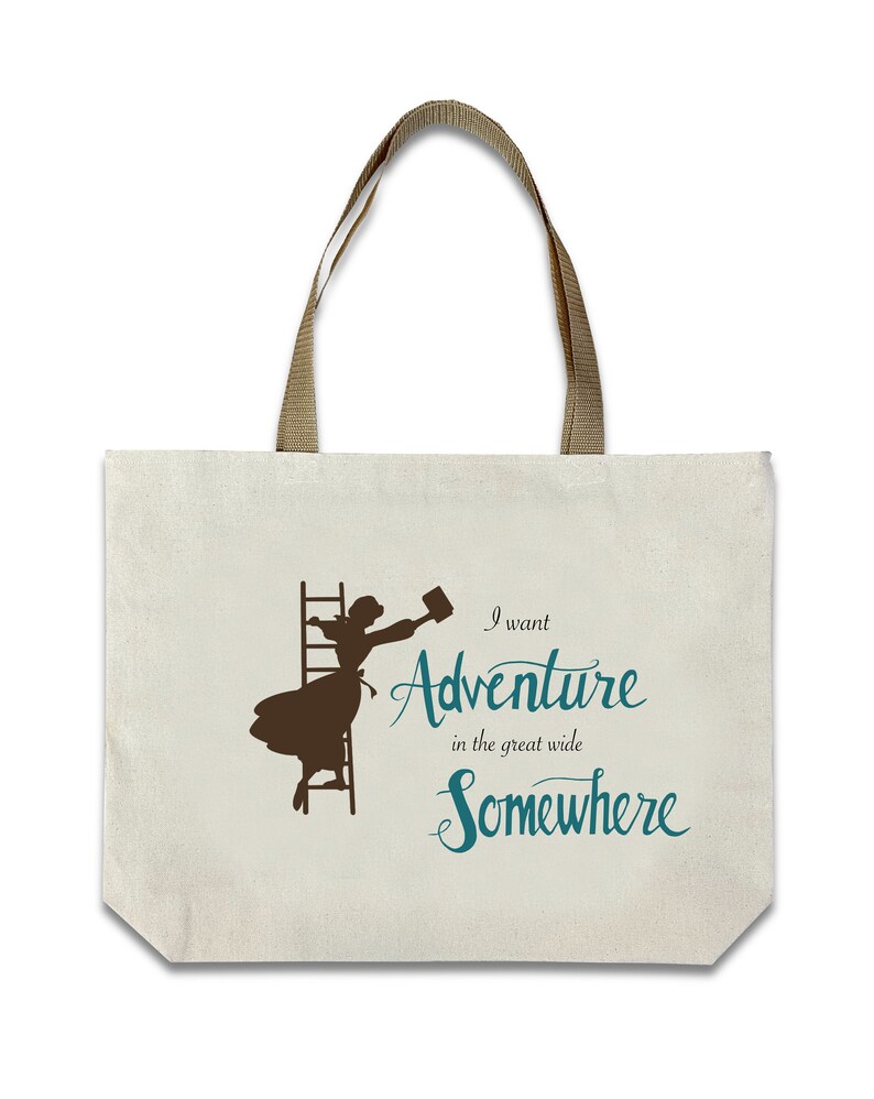 Op de afbeelding: Cr&egrave;mekleurige draagtas met bruine handvatten en een grillig ontwerp. Het ontwerp toont een silhouet van een persoon die een ladder beklimt, een boek vasthoudt, met de woorden "I want Adventure in the great wide Somewhere" in turkoois script.