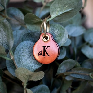 Letra floral en miniatura - Cuero color canela - Etiqueta de identificación o placa para perro personalizada doble