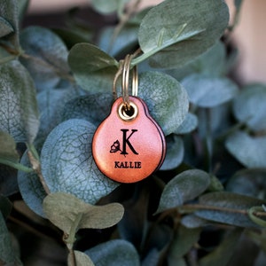 Miniatur Blumen Buchstabe mit Name - Saddle Tan Leder - Doppelt personalisiert Hundemarke / ID-Tag