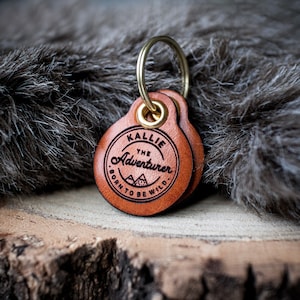 Miniatur Abenteurer Vintage Abenteurer - Saddle Tan Leder - Doppelter personalisierter Dog Tag/ID-Tag