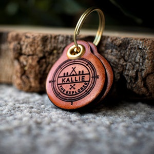 Miniatur Forscher - Doppelte personalisierte Dog Tag aus Saddle Tan Leder