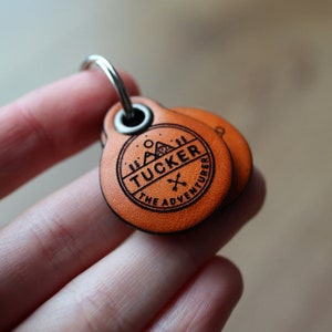 Miniature Adventurer - Saddle Tan Leder - Doppelt personalisiert Hundemarke/ID-Tag